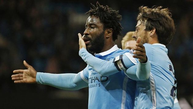 Wilfried Bony (vlevo) oslavuje se spoluhráči z Manchesteru City svoji trefu proti Hullu. Wilfried Bony (vlevo) oslavuje se spoluhráči z Manchesteru City svoji trefu proti Hullu.