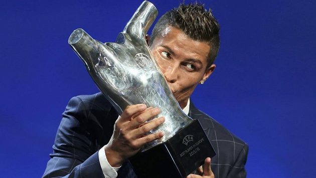 Cristiano Ronaldo z Realu líbá trofej pro Nejlepšího fotbalistu Evropy za sezónu 2015/16. Cristiano Ronaldo z Realu líbá trofej pro Nejlepšího fotbalistu Evropy za sezónu 2015/16.