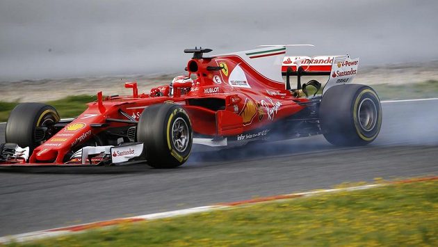 Finský pilot Kimi Räikkönen během předsezónních testů v Barceloně. Finský pilot Kimi Räikkönen během předsezónních testů v Barceloně.