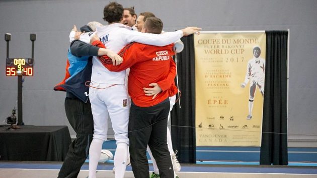 Čeští kordisté se radují z vítězství v týmové soutěži v kanadském Vancouveru. Čeští kordisté se radují z vítězství v týmové soutěži v kanadském Vancouveru.