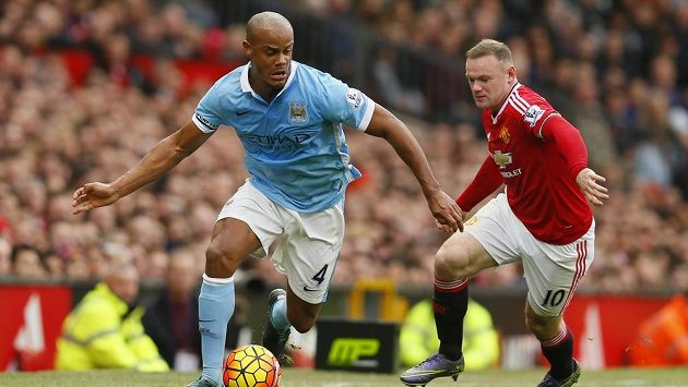 Na Vincenta Kompanyho z Manchesteru City (vlevo) doráží útočník Manchesteru United Wayne Rooney. Na Vincenta Kompanyho z Manchesteru City (vlevo) doráží útočník Manchesteru United Wayne Rooney.