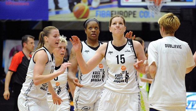 Kateřina Elhotová (vlevo), na archivním snímku jsou další hráčky USK Jelena Škerovičová, Kia Vaughn a Eva Vítečková. Kateřina Elhotová (vlevo), na archivním snímku jsou další hráčky USK Jelena Škerovičová, Kia Vaughn a Eva Vítečková.