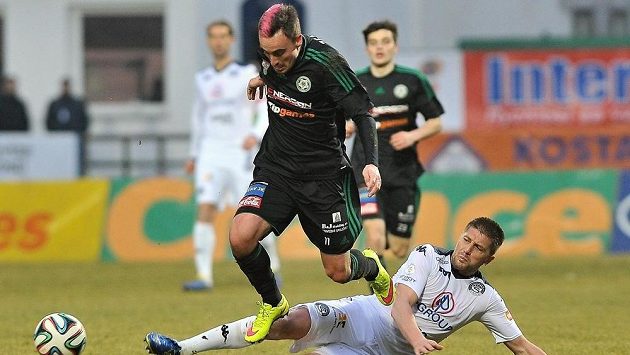 Příbramský záložník Martin Zeman (nahoře) v utkání se Slováckem. Příbramský záložník Martin Zeman (nahoře) v utkání se Slováckem.