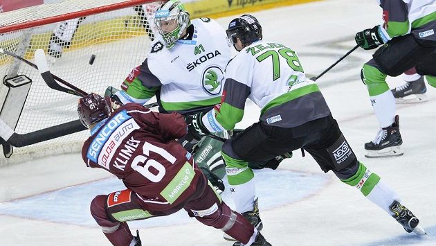 Lukáš Klimek ze Sparty střílí a překonává brankáře Mladé Boleslavi Pavla Kantora. Zákrok bránícího Lukáše Žejdla přišel pozdě. Lukáš Klimek ze Sparty střílí a překonává brankáře Mladé Boleslavi Pavla Kantora. Zákrok bránícího Lukáše Žejdla přišel pozdě.