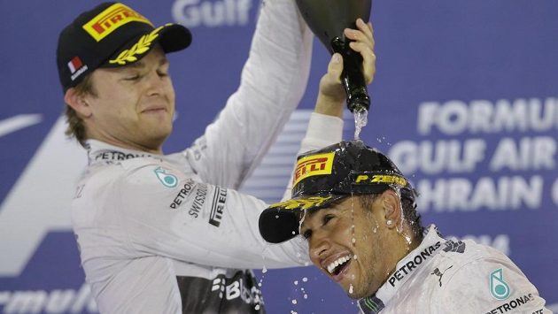 V Mercedesu panuje dobrá atmosféra. Druhý z Velké ceny Bahrajnu Nico Rosberg (vlevo) polévá vítěze Lewise Hamiltona. V Mercedesu panuje dobrá atmosféra. Druhý z Velké ceny Bahrajnu Nico Rosberg (vlevo) polévá vítěze Lewise Hamiltona.