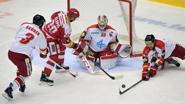 Třinecký útočník Jakub Klepiš (druhý zleva) se snaží překonat olomouckého brankáře Jiřího Trvaje. Vlevo je obránce Kohoutů David Škůrek. Vpravo pak útočník Marek Laš. Třinecký útočník Jakub Klepiš (druhý zleva) se snaží překonat olomouckého brankáře Jiřího Trvaje. Vlevo je obránce Kohoutů David Škůrek. Vpravo pak útočník Marek Laš.