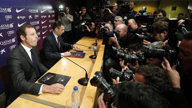 Sandro Rosell (vlevo) právě oznámil svou rezignaci. Sandro Rosell (vlevo) právě oznámil svou rezignaci.