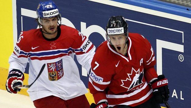 Kyle Turris (vpravo) obrátil na 2:1 pro Kanadu, na snímku s ním Martin Zaťovic. Kyle Turris (vpravo) obrátil na 2:1 pro Kanadu, na snímku s ním Martin Zaťovic.