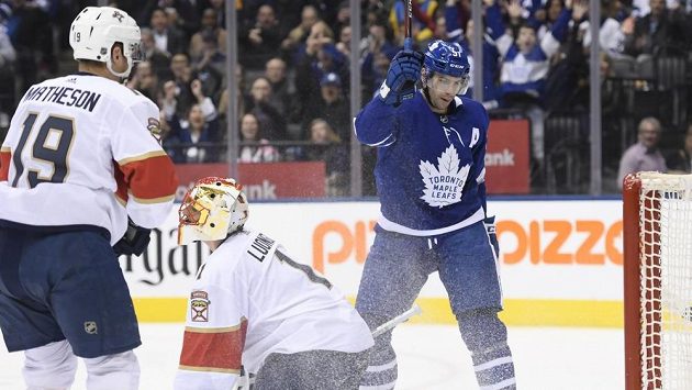 John Tavares z Toronta slaví svůj třetí gól v síti Floridy, brankář Roberto Luongo zasáhnout nestačil. John Tavares z Toronta slaví svůj třetí gól v síti Floridy, brankář Roberto Luongo zasáhnout nestačil.
