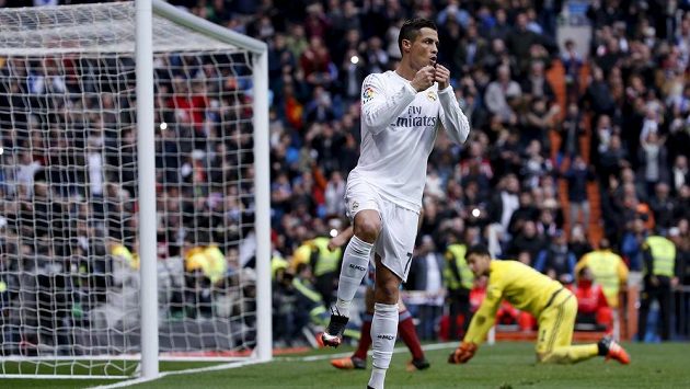 Cristiano Ronaldo z Realu Madrid slaví svůj první gól v ligovém duelu se San Sebastianem. Cristiano Ronaldo z Realu Madrid slaví svůj první gól v ligovém duelu se San Sebastianem.