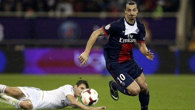 Fotbalista Realu Madrid Diego Llorente v souboji se Zlatanem Ibrahimovicem z Paris St. Germain v přátelském utkání v Dauhá. Fotbalista Realu Madrid Diego Llorente v souboji se Zlatanem Ibrahimovicem z Paris St. Germain v přátelském utkání v Dauhá.