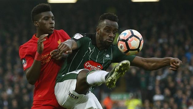 Jordan Slew (vpravo) z Plymouthu v souboji s Sheyiem Ojoem z Liverpoolu. Jordan Slew (vpravo) z Plymouthu v souboji s Sheyiem Ojoem z Liverpoolu.