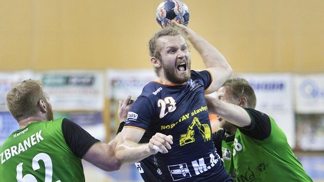 Finále play off házenkářské extraligy mužů - 3. zápas. Zleva Jan Zbránek z Karviné, Jan Stehlík z Plzně a Jiří Užek z Karviné Finále play off házenkářské extraligy mužů - 3. zápas. Zleva Jan Zbránek z Karviné, Jan Stehlík z Plzně a Jiří Užek z Karviné