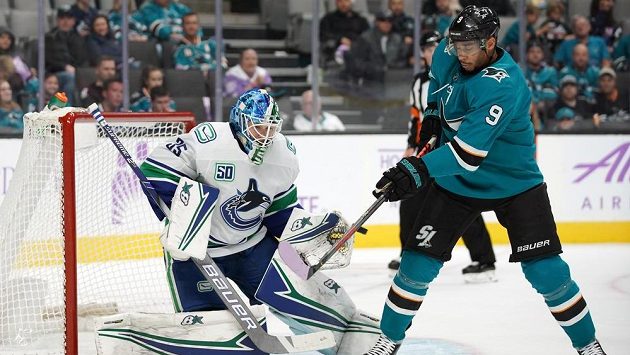 Útočník San Jose Evander Kane a brankář Vancouveru Canucks Thatcher Demko. Útočník San Jose Evander Kane a brankář Vancouveru Canucks Thatcher Demko.
