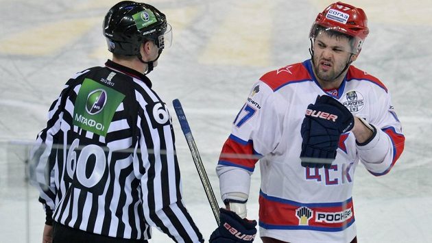 Alexandr Radulov, lídr moskevského CSKA, diskutuje s rozhodčím. Alexandr Radulov, lídr moskevského CSKA, diskutuje s rozhodčím.