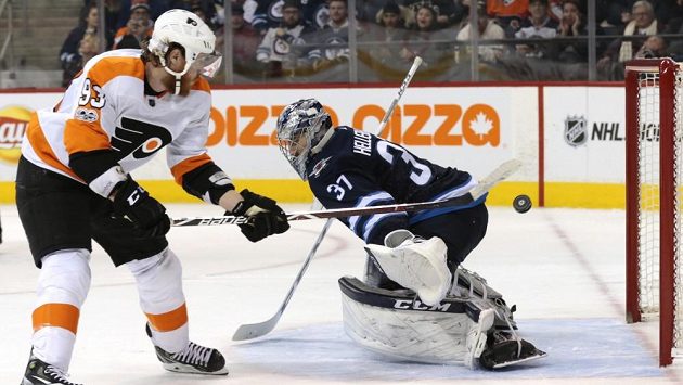 Český hokejista Jakub Voráček překonává Connora Hellebuycka v penaltovém rozstřelu v utkání na ledě Winnipegu. Český hokejista Jakub Voráček překonává Connora Hellebuycka v penaltovém rozstřelu v utkání na ledě Winnipegu.