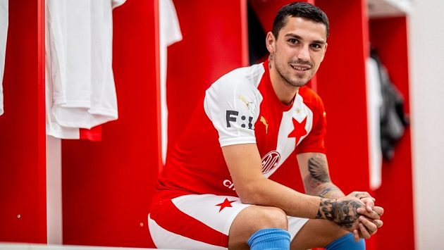 Rumunský fotbalista Nicolae Stanciu podepsal čtyřletou smlouvu s mistrovskou Slavií. Do české ligy se vrací půl roku po odchodu z pražské Sparty. Rumunský fotbalista Nicolae Stanciu podepsal čtyřletou smlouvu s mistrovskou Slavií. Do české ligy se vrací půl roku po odchodu z pražské Sparty.