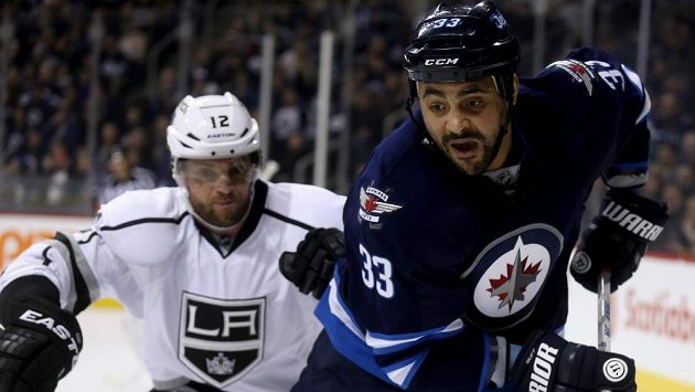 Dustin Byfuglien (vpravo) stíhaný Mariánem Gáboríkem. Dustin Byfuglien (vpravo) stíhaný Mariánem Gáboríkem.