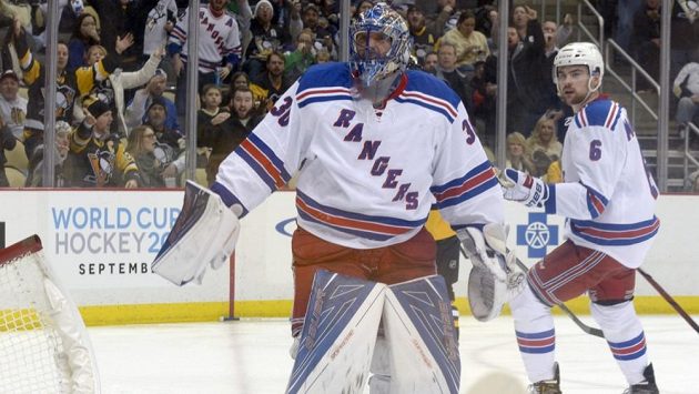 Rozčilený brankář New Yorku Rangers Henrik Lundqvist v průběhu zápasu s Pittsburghem. Rozčilený brankář New Yorku Rangers Henrik Lundqvist v průběhu zápasu s Pittsburghem.