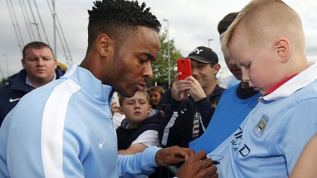Raheem Sterling se podepisuje fanouškům Manchesteru City. Raheem Sterling se podepisuje fanouškům Manchesteru City.