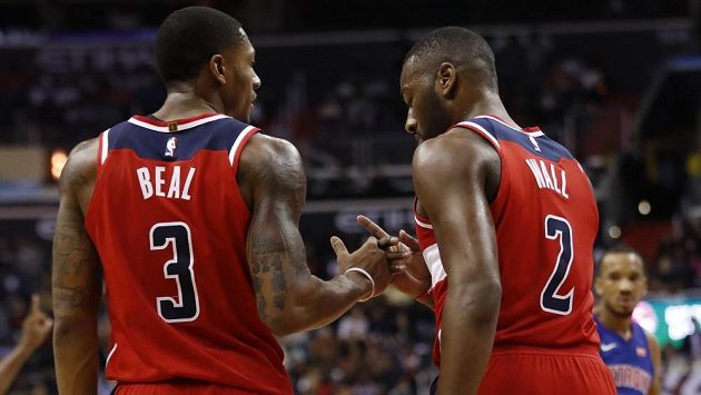 John Wall (vpravo) v rozhovoru s další hvězdou Washingtonu Bradleym Bealem v zápase proti Detroitu. John Wall (vpravo) v rozhovoru s další hvězdou Washingtonu Bradleym Bealem v zápase proti Detroitu.