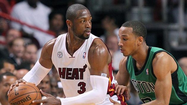 Hráč Miami Heat Dwyane Wade (vlevo) je střežen bostonským Bradleyem. Hráč Miami Heat Dwyane Wade (vlevo) je střežen bostonským Bradleyem.