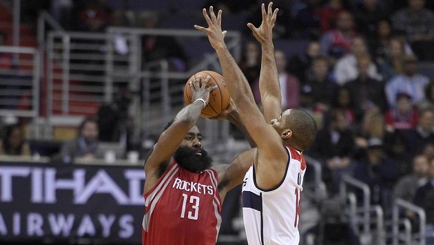 James Harden (13) z Houstonu a Gary Neal (vpravo) z Washingtonu. James Harden (13) z Houstonu a Gary Neal (vpravo) z Washingtonu.
