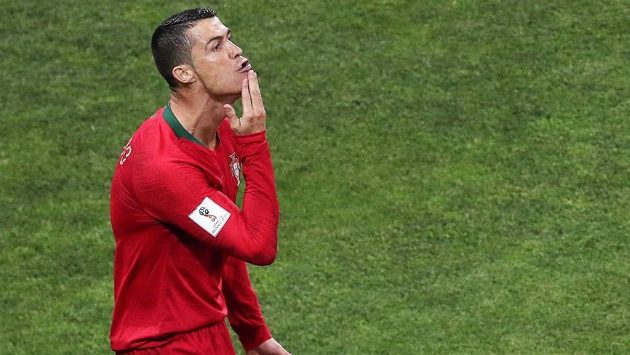 Cristiano Ronaldo a jeho oslava gólu proti Španělsku. Cristiano Ronaldo a jeho oslava gólu proti Španělsku.