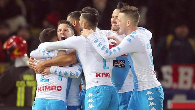 Fotbalisté Neapole se radují ze vstřeleného gólu do sítě Boloni. Fotbalisté Neapole se radují ze vstřeleného gólu do sítě Boloni.