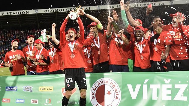 Euforie fotbalistů Slavie po triumfu ve finále MOL Cupu. Euforie fotbalistů Slavie po triumfu ve finále MOL Cupu.