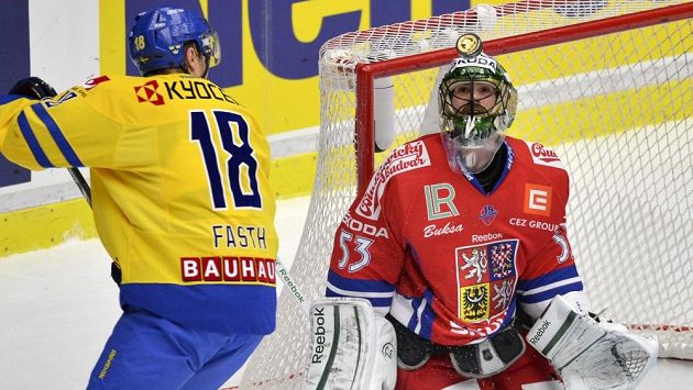 Jesper Fasth ze Švédska (vlevo) českého brankáře Alexandra Saláka nepřekonal. Jesper Fasth ze Švédska (vlevo) českého brankáře Alexandra Saláka nepřekonal.