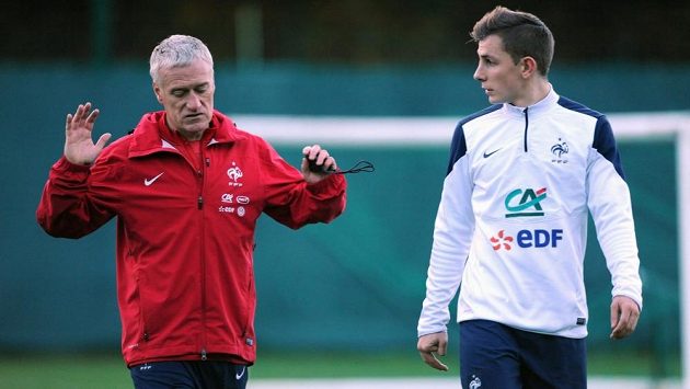 Trenér francouzských fotbalistů Didier Deschamps hovoří s obráncem Lucasem Dignem před přátelským duelem se Švédy. Trenér francouzských fotbalistů Didier Deschamps hovoří s obráncem Lucasem Dignem před přátelským duelem se Švédy.