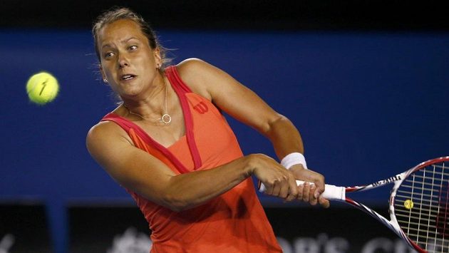 Česká tenistka Barbora Záhlavová-Strýcová v utkání proti Viktorii Azarenkové na Australian Open. Česká tenistka Barbora Záhlavová-Strýcová v utkání proti Viktorii Azarenkové na Australian Open.