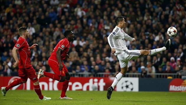 Cristiano Ronaldo z Realu Madrid při střeleckém pokusu proti Liverpoolu v utkání Ligy mistrů. Cristiano Ronaldo z Realu Madrid při střeleckém pokusu proti Liverpoolu v utkání Ligy mistrů.