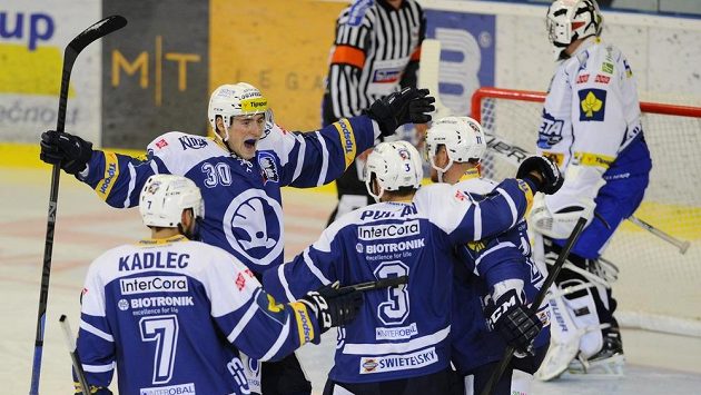 Radost plzeňských hokejistů po třetím gólu do sítě brněnského gólmana Marka Čiliaka. Radost plzeňských hokejistů po třetím gólu do sítě brněnského gólmana Marka Čiliaka.