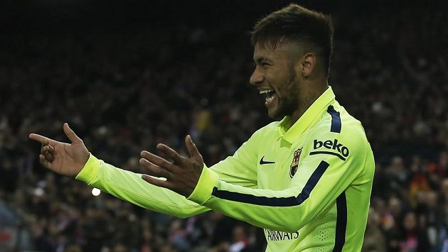 Barcelonský útočník Neymar slaví vstřelený gól na hřišti Atlétika Madrid. Barcelonský útočník Neymar slaví vstřelený gól na hřišti Atlétika Madrid.