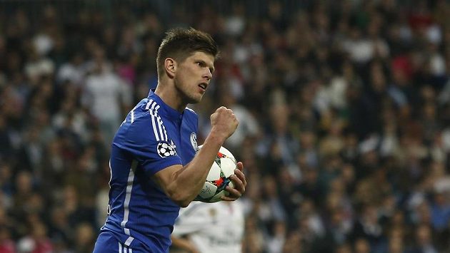 Útočník Schalke Klaas-Jan Huntelaar se raduje po brance, kterou na Santiago Bernabeu vstřelil domácímu Realu Madrid. Útočník Schalke Klaas-Jan Huntelaar se raduje po brance, kterou na Santiago Bernabeu vstřelil domácímu Realu Madrid.