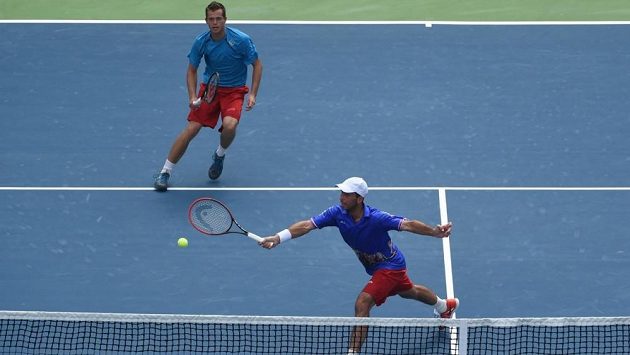 Čeští tenisté Adam Pavlásek (vzadu) a Radek Štěpánek v zápase proti Indickému páru Rohan Bopanna, Leandr Paes v baráži DC. Čeští tenisté Adam Pavlásek (vzadu) a Radek Štěpánek v zápase proti Indickému páru Rohan Bopanna, Leandr Paes v baráži DC.