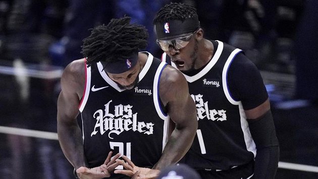Basketbalisté Los Angeles Clippers Patrick Beverley (vlevo) a Reggie Jackson během třetího utkání finále Západní konference NBA Basketbalisté Los Angeles Clippers Patrick Beverley (vlevo) a Reggie Jackson během třetího utkání finále Západní konference NBA