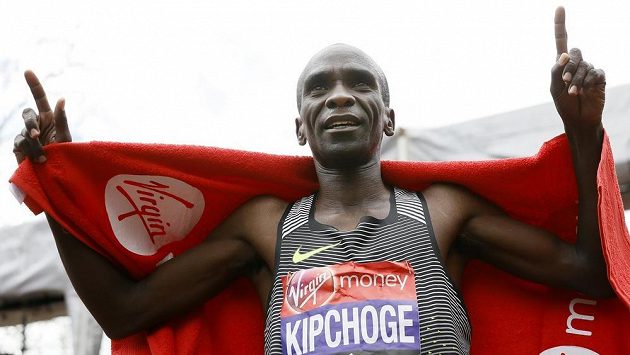 Eliud Kipchoge zaběhl v Londýně druhý nejrychlejší maraton všech dob. Eliud Kipchoge zaběhl v Londýně druhý nejrychlejší maraton všech dob.