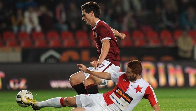 Marcel Gecov ze Slavie zastavuje skluzem únik sparťana Kamila Vacka. Marcel Gecov ze Slavie zastavuje skluzem únik sparťana Kamila Vacka.