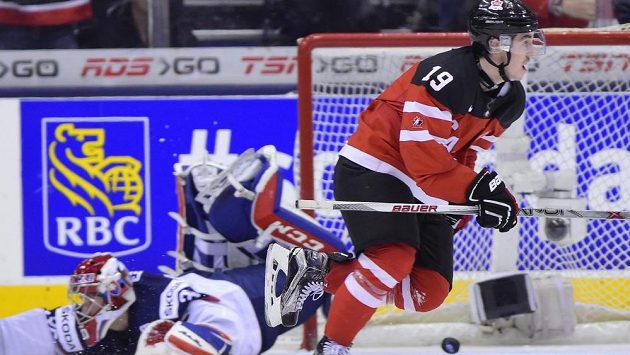 Kanaďan Nic Petan se raduje poté, co dokonal hattrick proti Slovensku v semifinálovém utkání MS juniorů do 20 let. Kanaďan Nic Petan se raduje poté, co dokonal hattrick proti Slovensku v semifinálovém utkání MS juniorů do 20 let.
