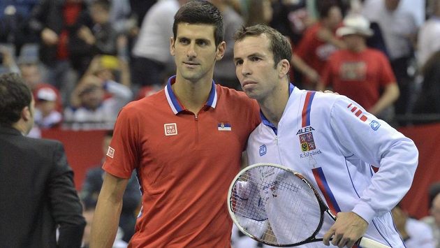 Srbský tenista Novak Djokovič (vlevo) a Radek Štěpánek na archivníms snímku před vzájemným daviscupovým utkáním v Bělehradě v roce 2013. Srbský tenista Novak Djokovič (vlevo) a Radek Štěpánek na archivníms snímku před vzájemným daviscupovým utkáním v Bělehradě v roce 2013.