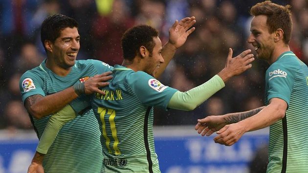 Suverénní Barcelona. Katalánský gigant vyhrál vysoko na hřišti Alavése, když se mezi střelce gólů zapsali Suárez či Neymar. Raduje se s nimi Ivan Rakitič (vpravo). Suverénní Barcelona. Katalánský gigant vyhrál vysoko na hřišti Alavése, když se mezi střelce gólů zapsali Suárez či Neymar. Raduje se s nimi Ivan Rakitič (vpravo).