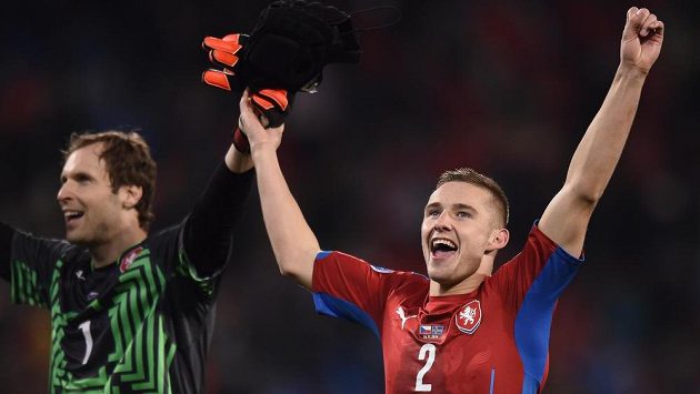 Petr Čech (vlevo) a Pavel Kadeřábek se radují z vítězství nad Islandem v kvalifikačním utkání v Plzni. Petr Čech (vlevo) a Pavel Kadeřábek se radují z vítězství nad Islandem v kvalifikačním utkání v Plzni.