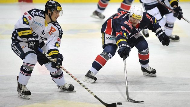 Útočník Vítkovic Petr Strapáč (vlevo) a útočník Chomutova Vojtěch Kubinčák v utkání 33. kola hokejové extraligy. Útočník Vítkovic Petr Strapáč (vlevo) a útočník Chomutova Vojtěch Kubinčák v utkání 33. kola hokejové extraligy.