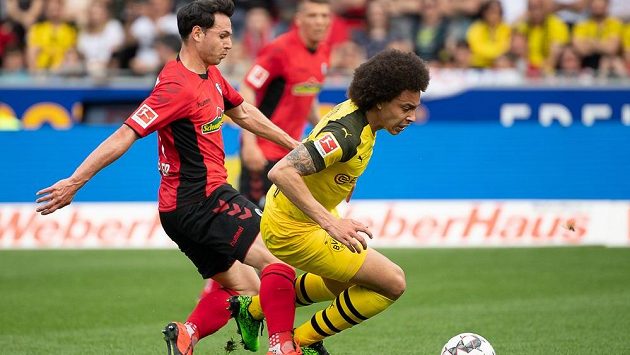 Fotbalista Dortmundu Axel Witsel padá po souboji o míč s Nicolasem Hoflerem z Freiburgu v utkání nejvyšší německé soutěže. Fotbalista Dortmundu Axel Witsel padá po souboji o míč s Nicolasem Hoflerem z Freiburgu v utkání nejvyšší německé soutěže.