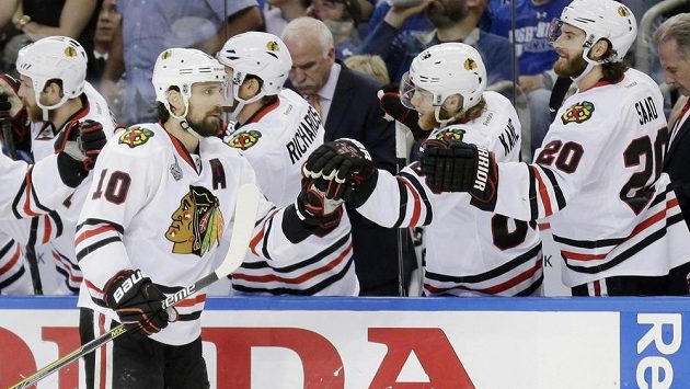 Patrick Sharp oslavuje svůj gól v pátém finále NHL. Patrick Sharp oslavuje svůj gól v pátém finále NHL.