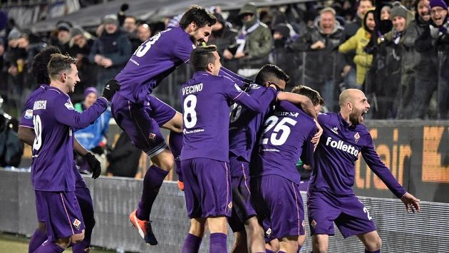 Fotbalisté Fiorentiny slaví gól do sítě Juventusu. Fotbalisté Fiorentiny slaví gól do sítě Juventusu.