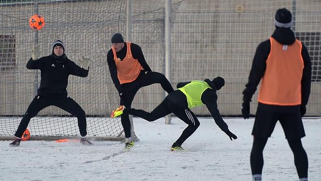 Prvoligoví fotbalisté MFK Karviná absolvovali na hřišti Kovona první trénink v rámci zimní přípravy. Prvoligoví fotbalisté MFK Karviná absolvovali na hřišti Kovona první trénink v rámci zimní přípravy.